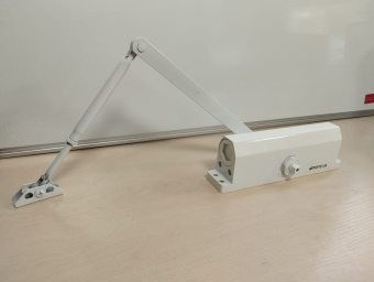 Дверной доводчик для двери mantella морозостойкий до 130 кг Белый